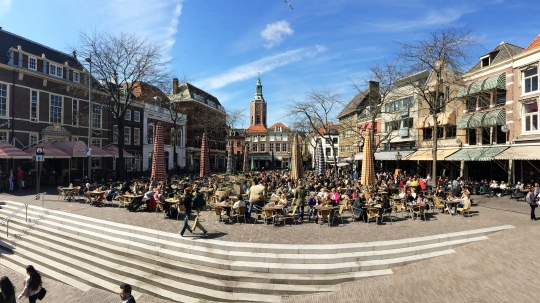 Hague, sunbathing
